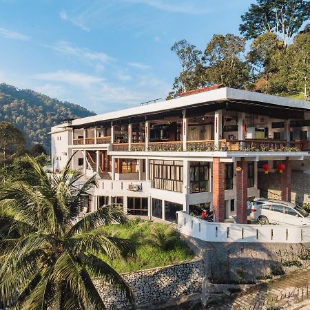 Ellin Forest Karaoke & Pool Resort Bukit Tinggi Bentong Exteriér fotografie