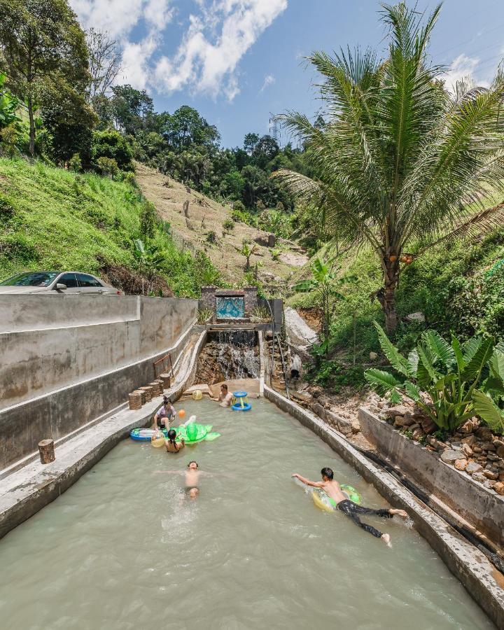 Ellin Forest Karaoke & Pool Resort Bukit Tinggi Bentong Exteriér fotografie